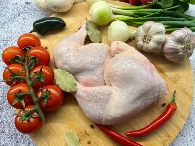 cwiartka-z-kurczaka-swieze-mieso-drobiowe-na-pieczen.jpeg